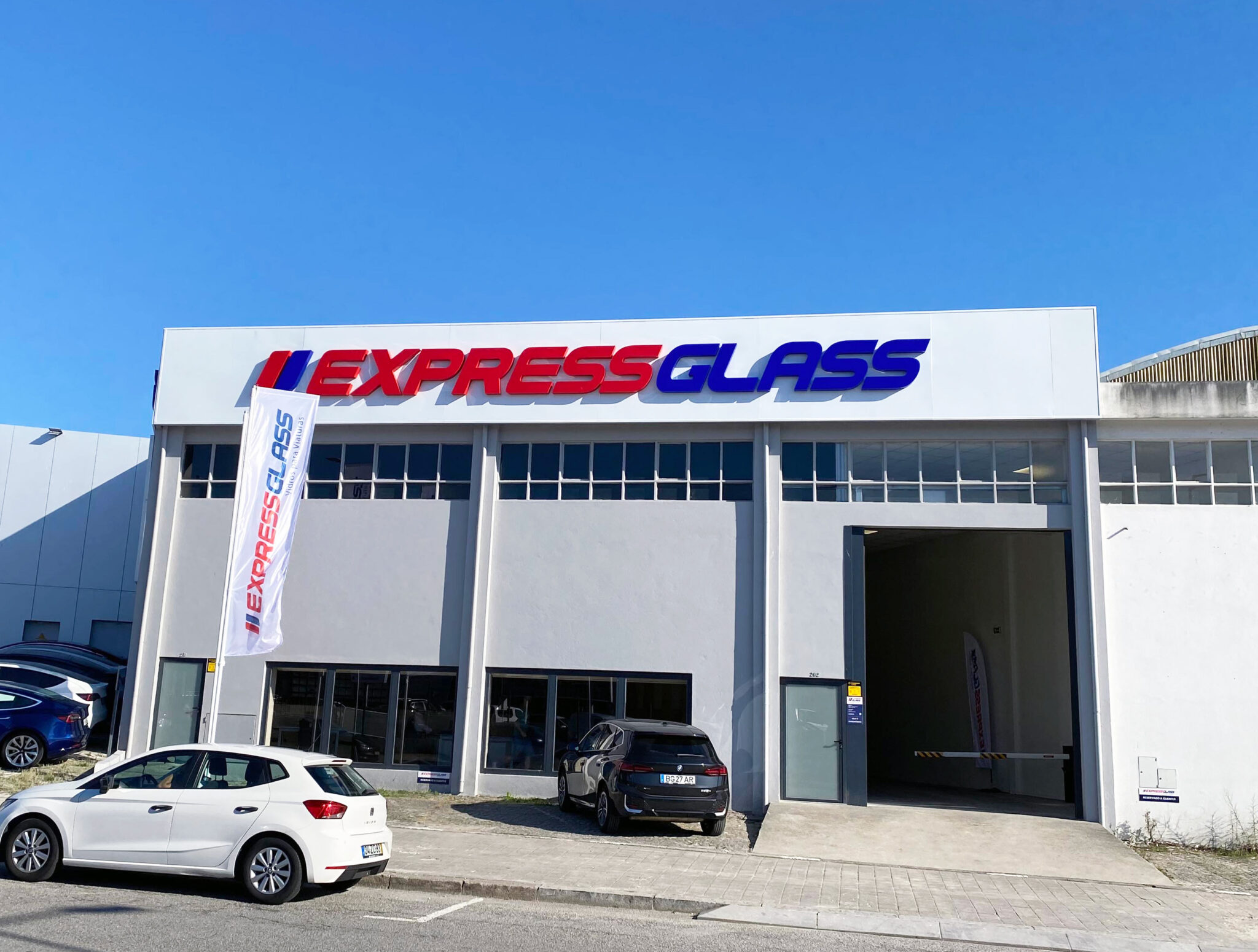 Imagem Fachada Nova Sede ExpressGlass Porto